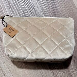 Cream Quilted Makeup 💄 Bag w/ Bee Pin 🐝